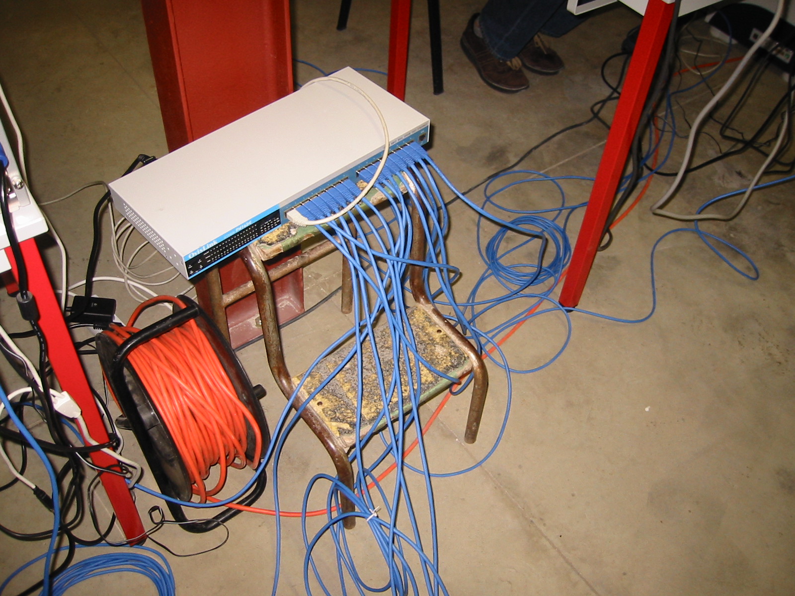 Netzwerk-Switch und Kabel einer LAN-Party im Jahr 2003